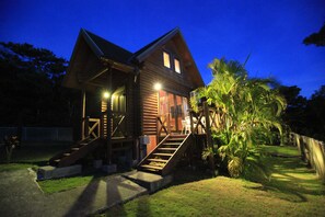 Fachada de la propiedad por la tarde o noche