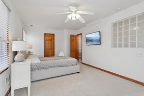 5 bedrooms, desk, travel cot, free WiFi