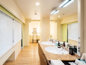 Ferienhaus | Badezimmer | Badewanne und Dusche (separat), kostenlose Toilettenartikel