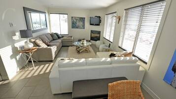 Télévision, cheminée