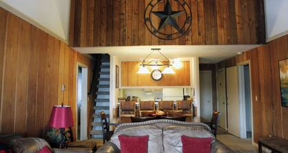Spacious Condo; Amazing Views! Ski-in/Out, Dog Friendly. Fireplace, Balcony
