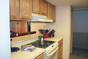 Jääkaappi, mikroaaltouuni, uuni, liesi