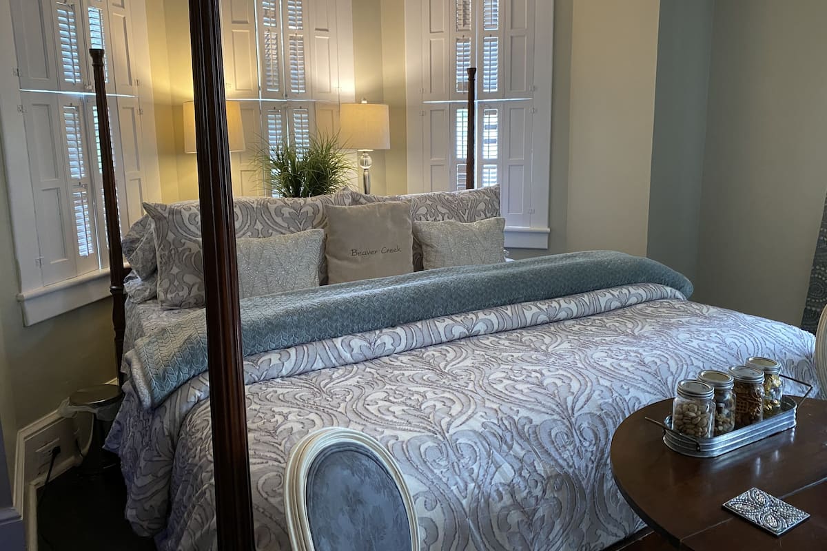 Deluxe Suite, 1 King Bed, Bathtub | 1 bedroom, premium bedding, desk, iron/ironing board