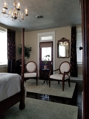 Panoramic Suite, 1 King Bed, Patio, Mountain View | Living area | Flat-screen TV, fireplace