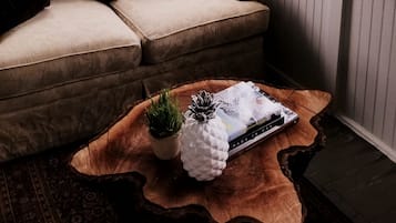 Suíte panorâmica, 1 cama King, varanda, vista para a montanha | Área de estar | TV de tela plana, lareira