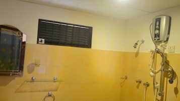 Shower, perlengkapan mandi gratis, dan handuk