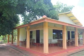 Front of property - Wilpattu Dilsara Holiday Resort (Pahala Maragahawewa)
