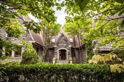 Amazing Montreal 8BR Suites House, Parc Access, Waterview, SPA & Pool