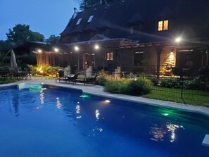 حمّام سباحة خارجي، حمّام سباحة مُدفَّأ