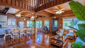 Villa Deluxe | Cocina privada | Frigorífico grande, microondas, placa de cocina y hervidor eléctrico