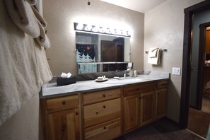 Combined shower/tub, towels