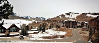 Great Location=Great Vacation. Dog Friendly Condo w/ Awesome Ski Access