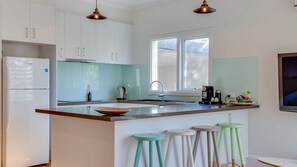 Kjøleskap, mikrobølgeovn, ovn og kokeplater