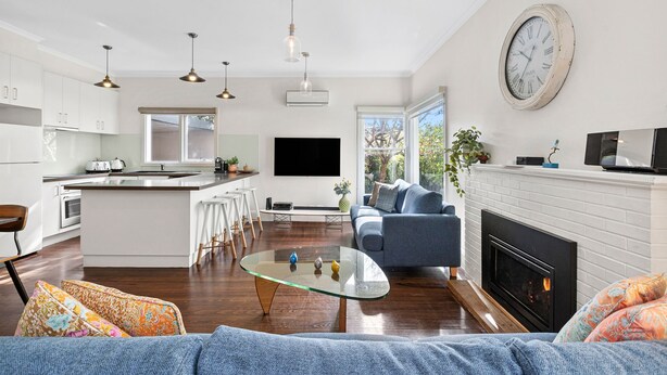 A modern living space with a kitchen, dining area, and seating area. - RYE Classic- 4bed, perfect location-up to 13 guests, foxtel- BONUS* NIGHTS OFFER (Rye)