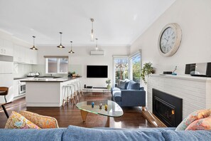 Smart-TV, peis, DVD-spiller og bøker