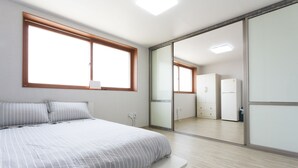 White Family Room- 2 Bedrooms | 高档床上用品、免费 WiFi