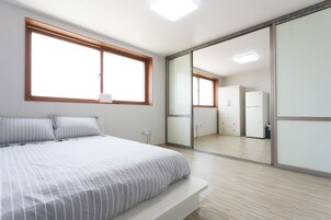 White Family Room- 2 Bedrooms | Roupas de cama premium, Wi-Fi de cortesia