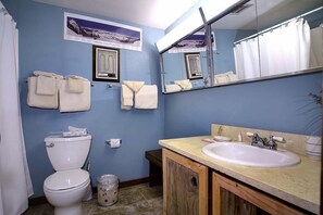 Combined shower/bathtub, towels