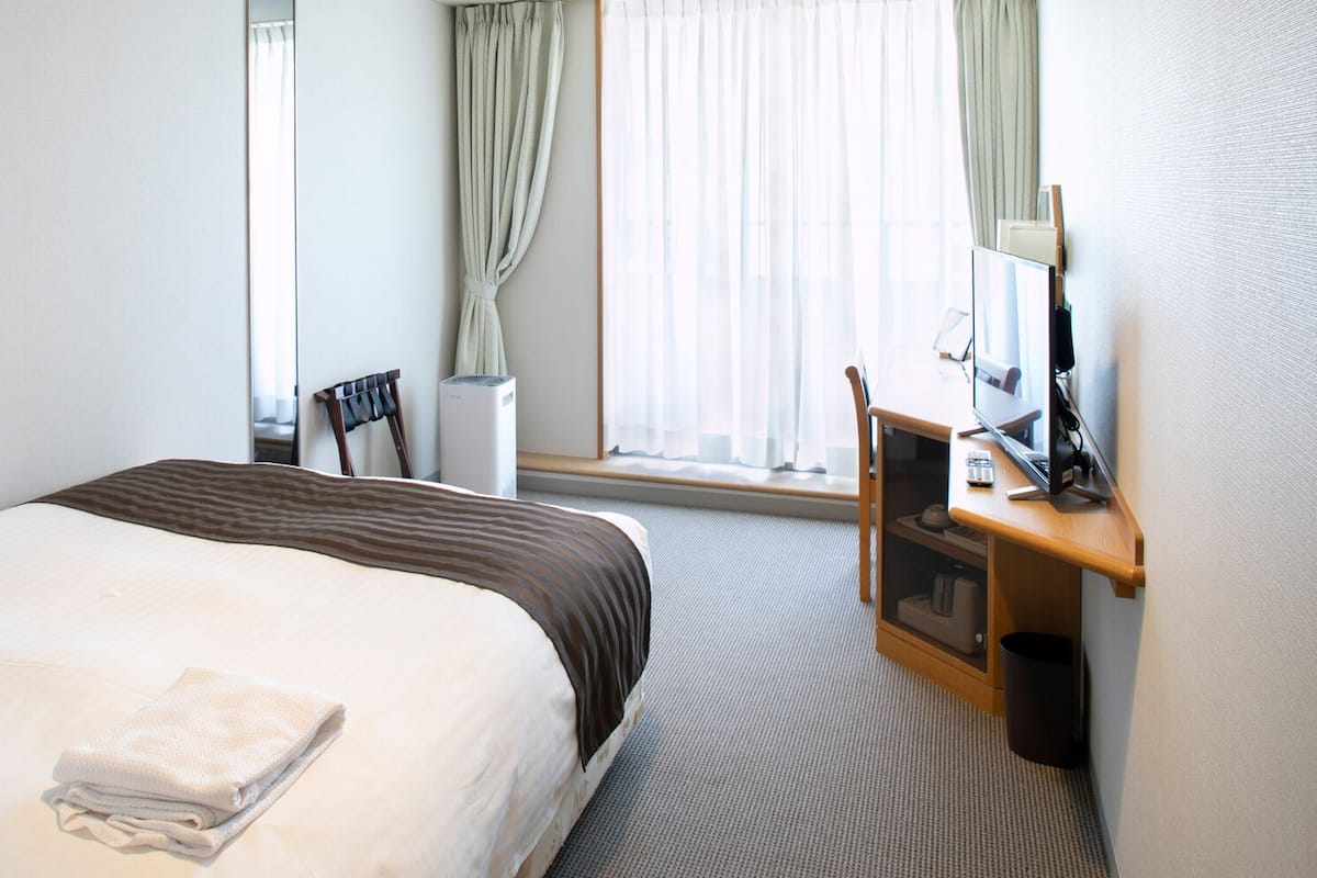 Premium bedding, desk, iron/ironing board, free WiFi