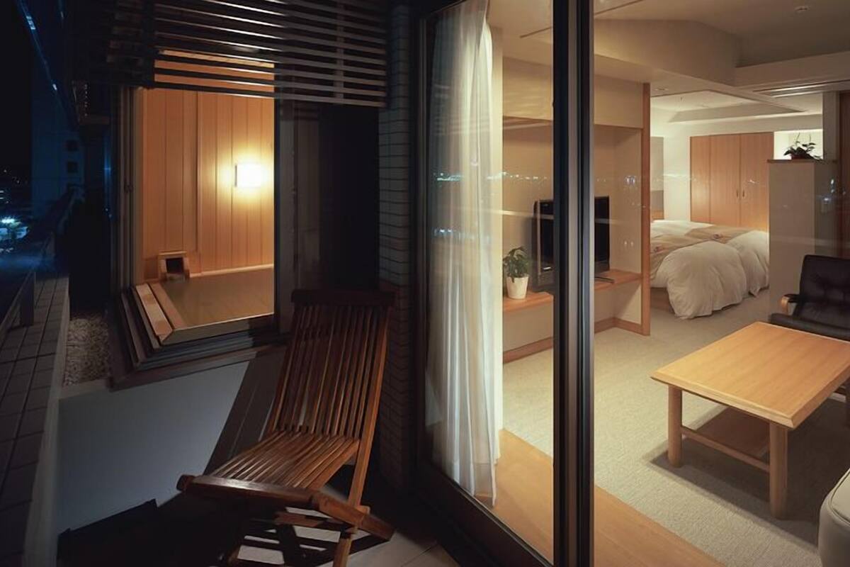 Premium bedding, desk, iron/ironing board, free WiFi