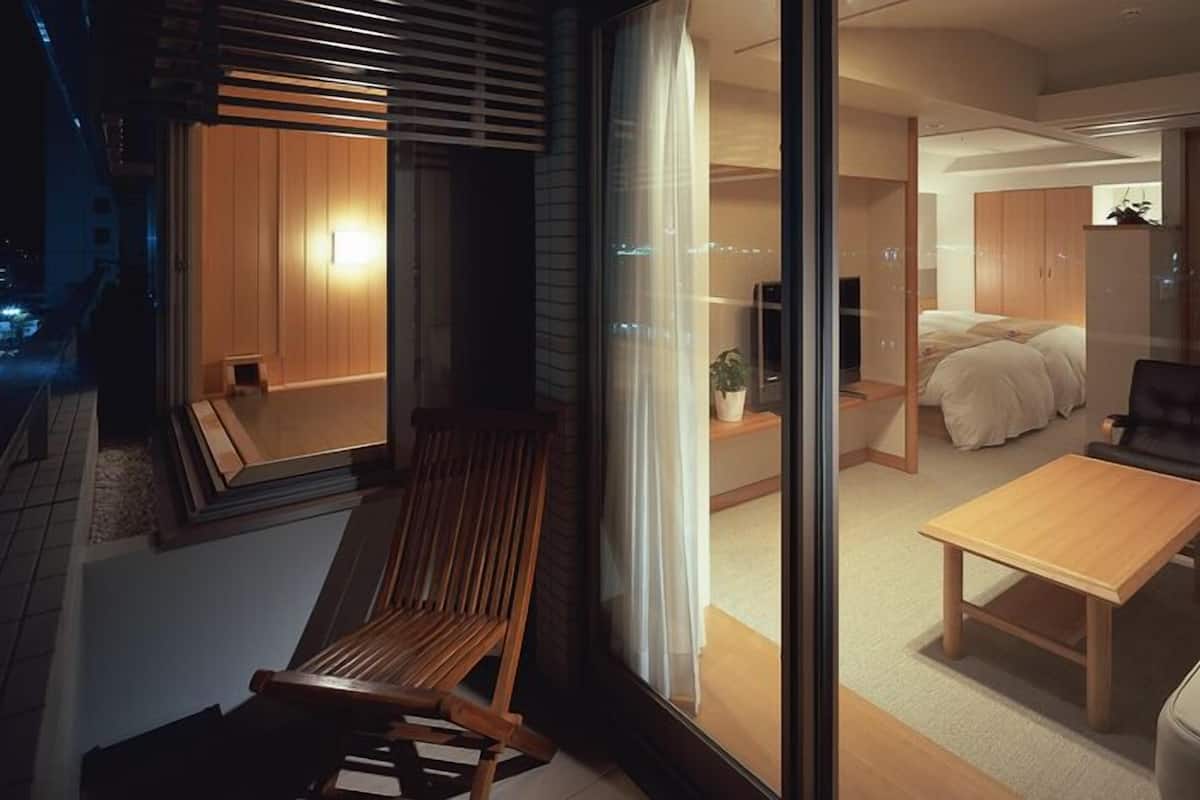 Premium bedding, desk, iron/ironing board, free WiFi