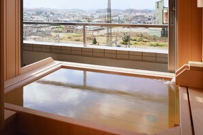Un jacuzzi con vista a un paisaje urbano.
