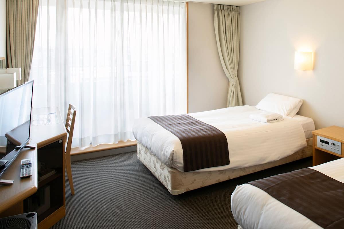 Premium bedding, desk, iron/ironing board, free WiFi