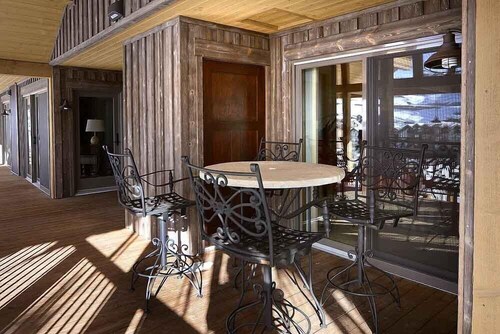 Spacious Mountain Condo Retreat! Ski-In/Out w/ Views, Fireplace, Dog Friendly