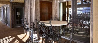 Spacious Mountain Condo Retreat! Ski-In/Out w/ Views, Fireplace, Dog Friendly