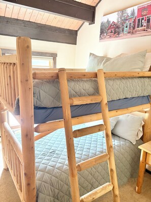 4 bedrooms, free WiFi, bed sheets - Spacious Mountain Condo Retreat! Ski-In/Out w/ Views, Fireplace, Dog Friendly (Mt. Crested Butte)