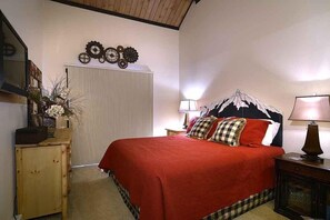 4 bedrooms, free WiFi, bed sheets - Spacious Mountain Condo Retreat! Ski-In/Out w/ Views, Fireplace, Dog Friendly (Mt. Crested Butte)