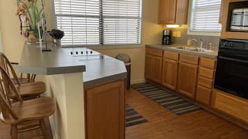 Kjøleskap, mikrobølgeovn, ovn og kokeplater