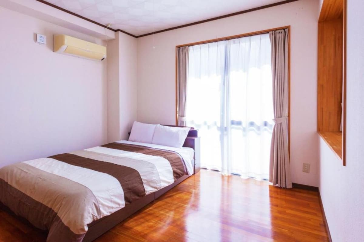 4 bedrooms, WiFi (free), bed sheets