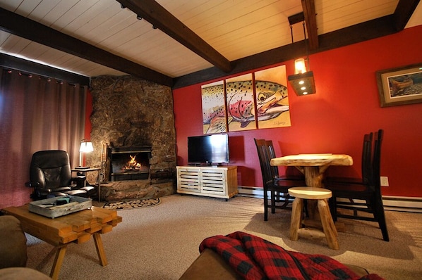 TV, fireplace