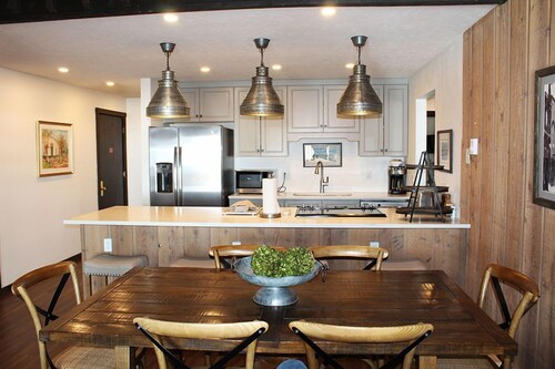 Ski-In/Ski-Out! Beautiful Condo w/ Mountain Views, Balcony, Fireplace