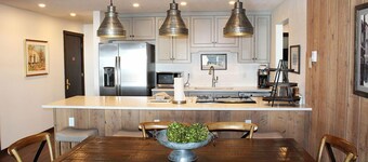 Slopeside Condo, jossa on vuoristomaisemat, parveke, takka, loppuyksikkö