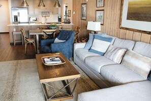 Una televisión, una chimenea