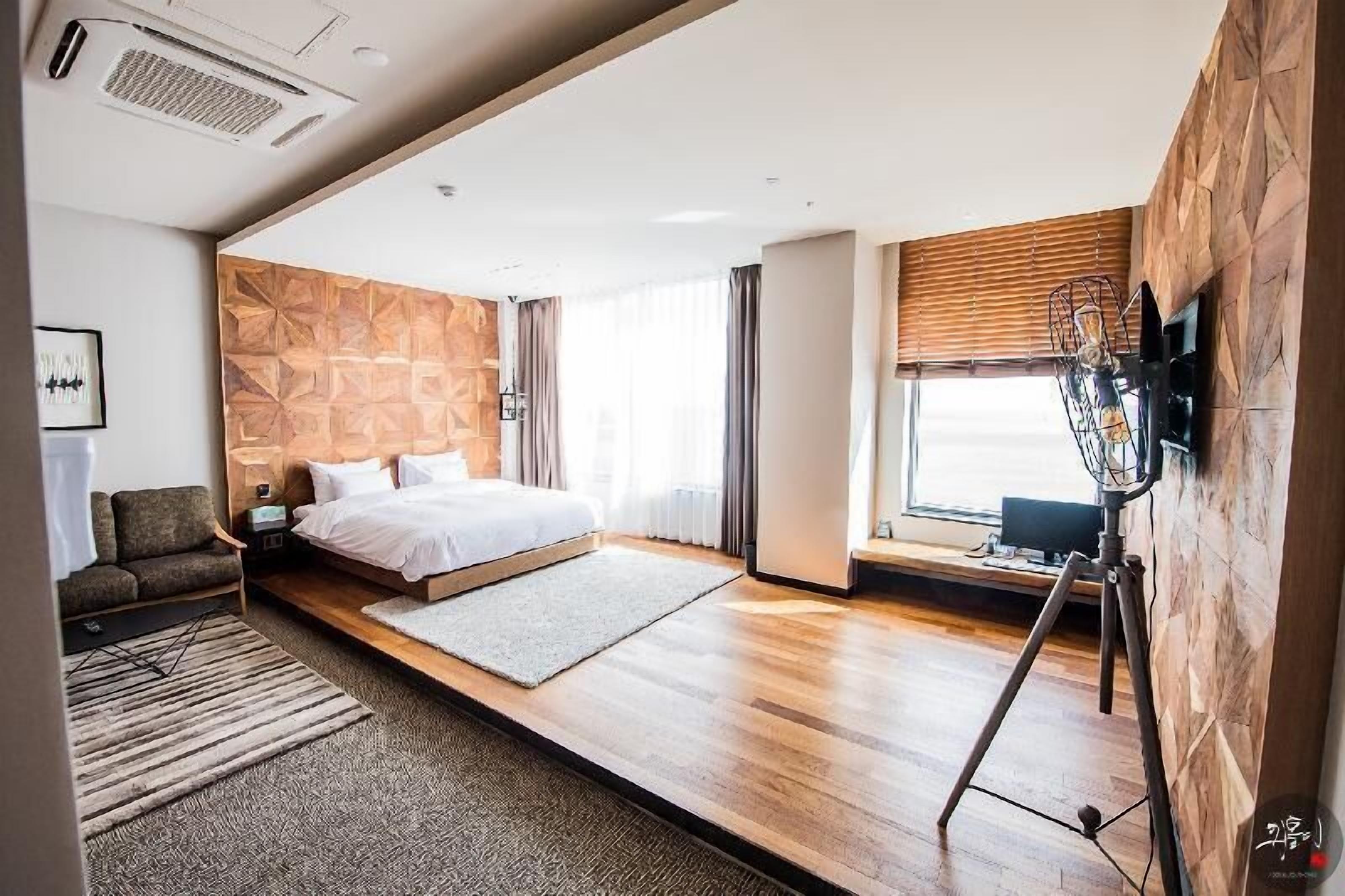 Premium bedding, down comforters, in-room safe, individually decorated