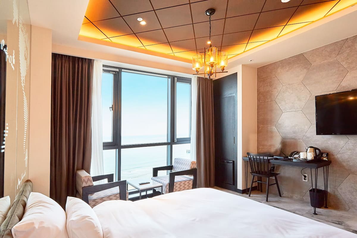 Deluxe tweepersoonskamer, 1 queensize bed, uitzicht op oceaan | 1 slaapkamer, een kluis op de kamer, individueel gedecoreerd
