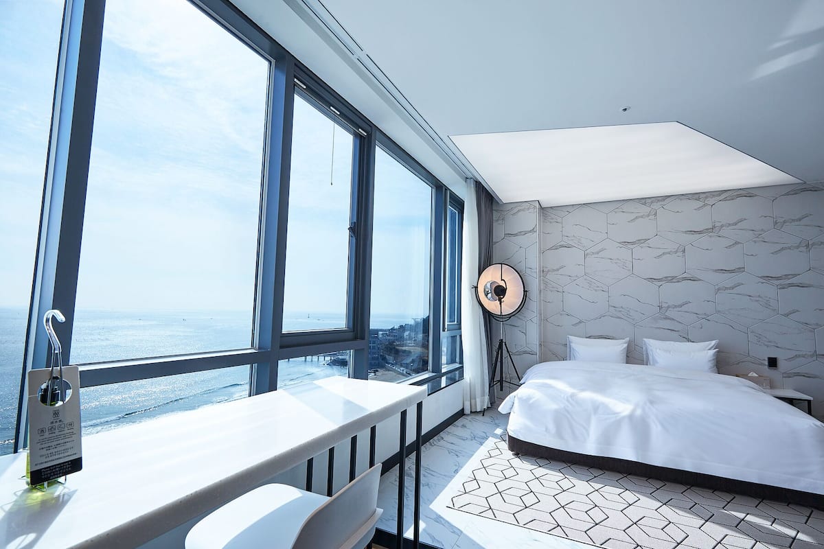 Suíte real, várias camas, vista para o oceano (King Suite) | Cofres nos quartos, individualmente decorados