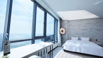 Suite, 1 Queen-Bett, Meerblick (King Suite) | 1 Schlafzimmer, Zimmersafe, individuell dekoriert