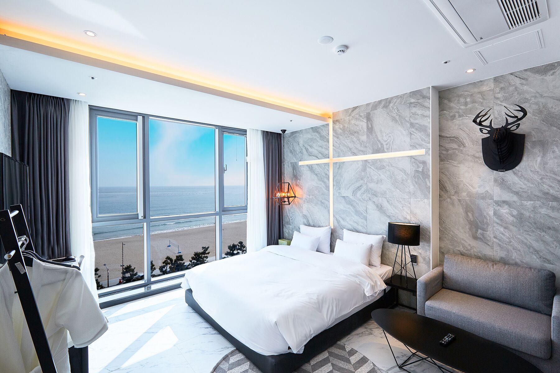 deluxe double room, 1 queen bed, ocean view | 1 bedroom, in-room safe, individually decorated, individually furnished