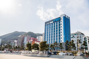 Beach nearby, white sand - Hotel Laon (Busan)