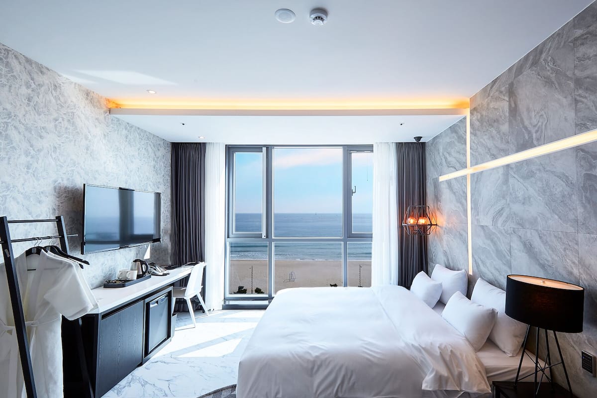 Quarto casal luxo, 1 cama King, vista para o oceano | Cofres nos quartos, individualmente decorados