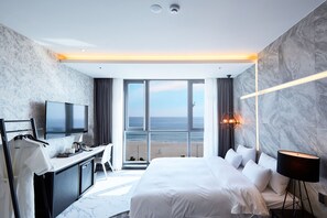 Deluxe tweepersoonskamer, 1 queensize bed, uitzicht op zee | Een kluis op de kamer, individueel gedecoreerd, individueel gemeubileerd