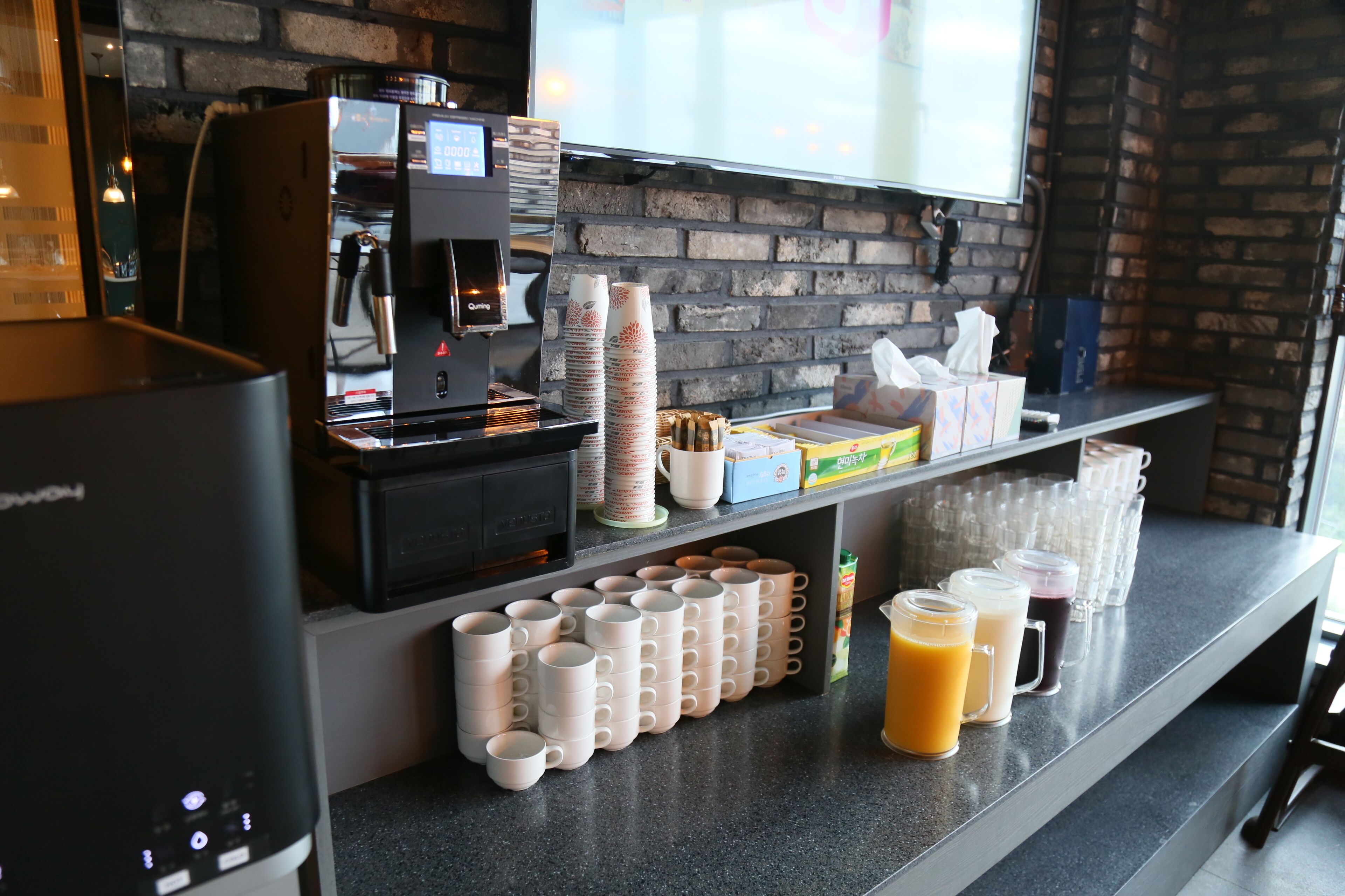 free daily self-service breakfast