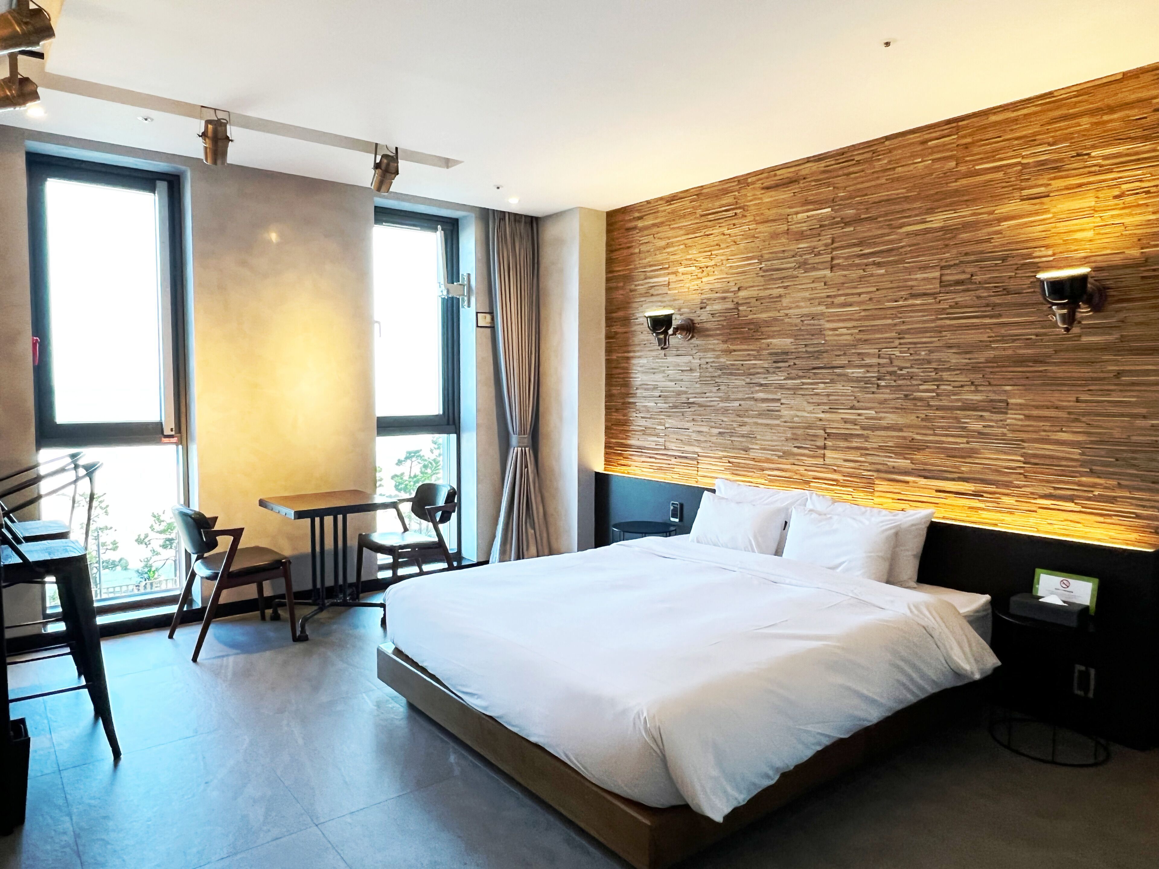Premium bedding, down comforters, in-room safe, individually decorated