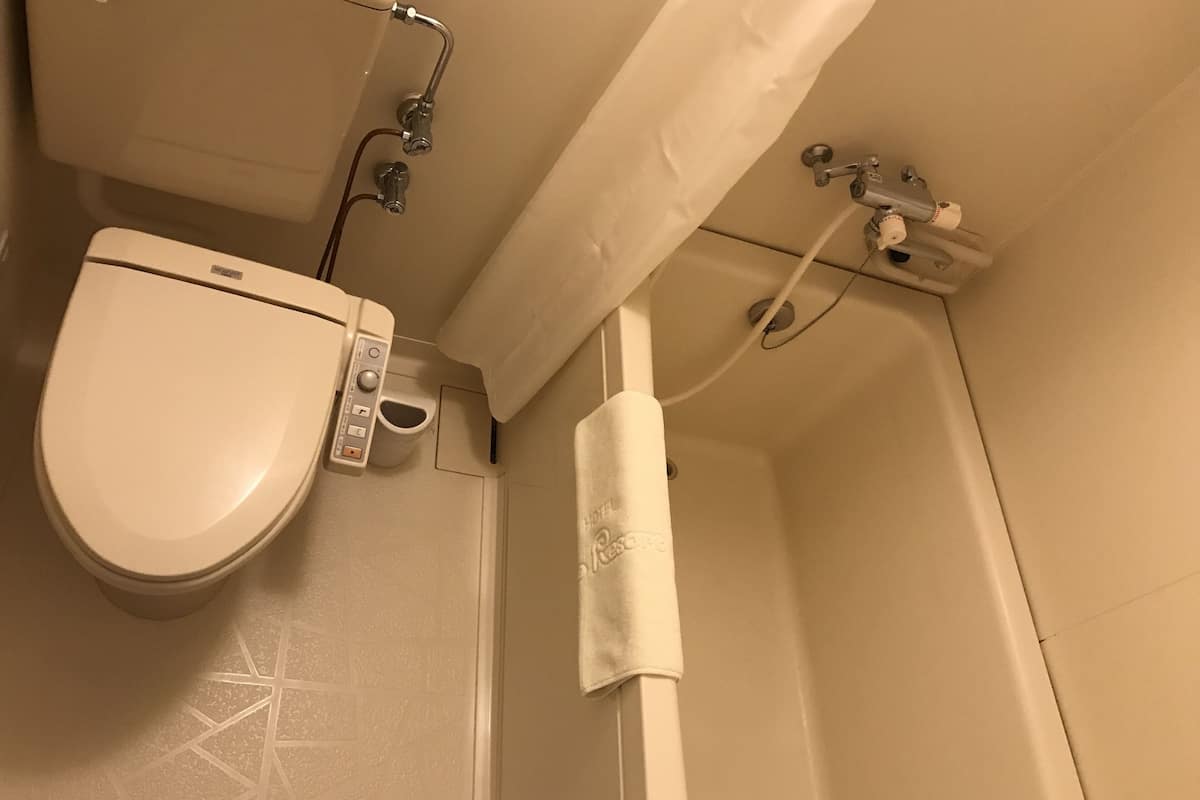 combined shower/bathtub, free toiletries, hair dryer, slippers