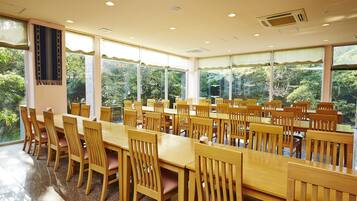 朝食 (ビュッフェ)、毎日提供 (無料)