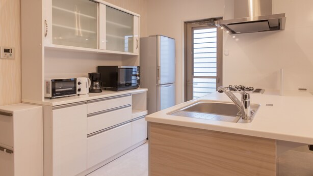 Refrigerador, microondas, placa de cocina, tetera/pava eléctrica